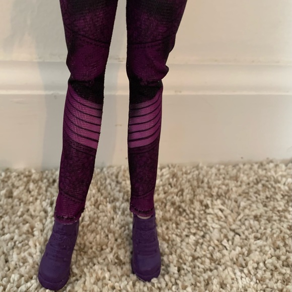 DISNEY DESCENDANTS MAL STYLE SWITCH DOLL - Picture 4 of 9